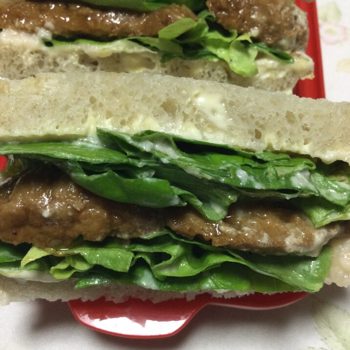 サラダ菜とハンバーグでサンドイッチ